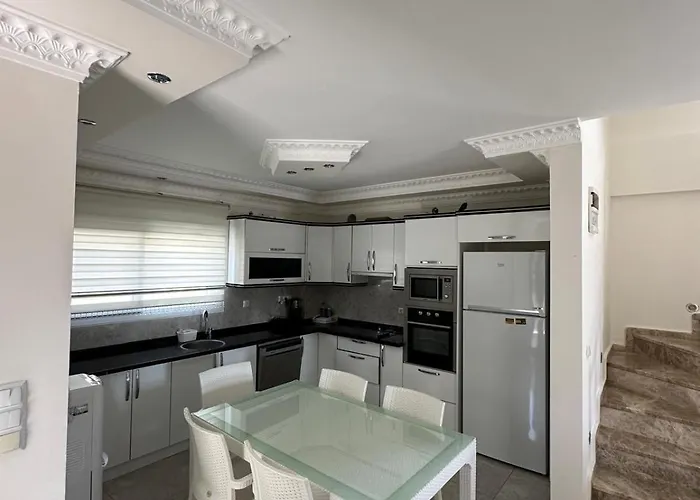 Vilă Villaasur Inst-mariyatourdidim *